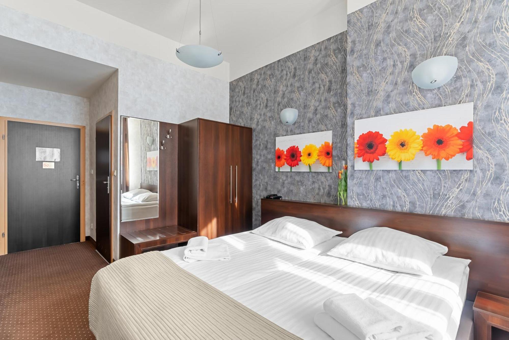 Hotel Diament Economy Gliwice Buitenkant foto